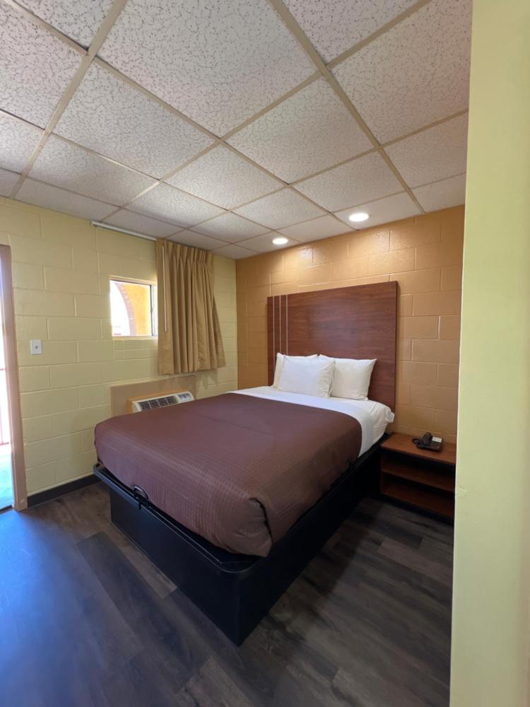 Queen Room - Non-Smoking interior